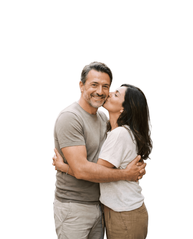 Uomo maturo sorridente che usa Alphamax integratore prostata